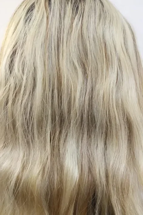 Cabello rubio con mechas antes del tratamiento con proteínas líquidas