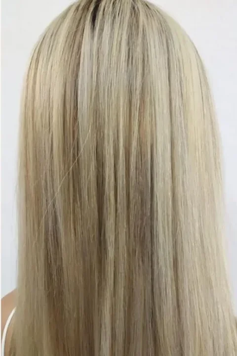 Cabello rubio con mechas después del tratamiento con proteínas líquidas